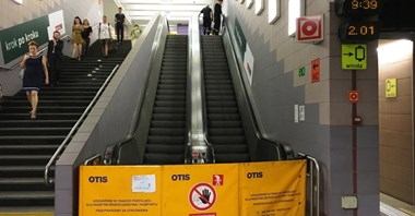 Metro: Dwie oferty na kompleksową wymianę schodów na Politechnice