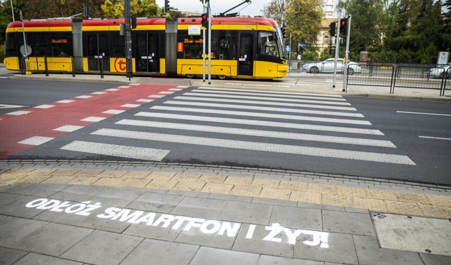 Warszawa. „Odłóż smartfon i żyj” trafi przed przejścia przy szkołach Warszawa. „Odłóż smartfon i żyj” trafi przed przejścia przy szkołach