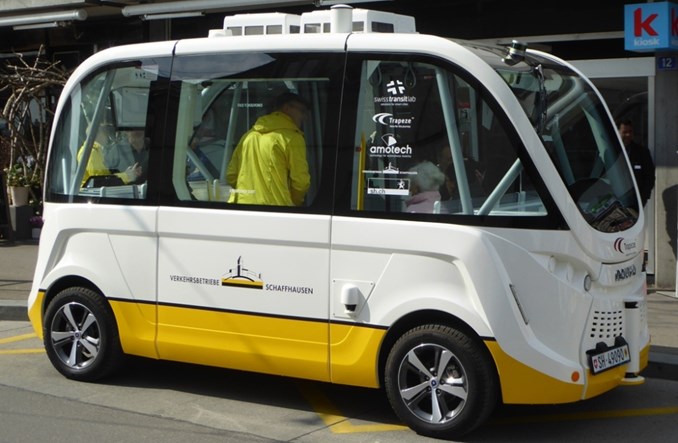 Szwajcaria: Dwa busy autonomiczne w maleńkim Neuhausen