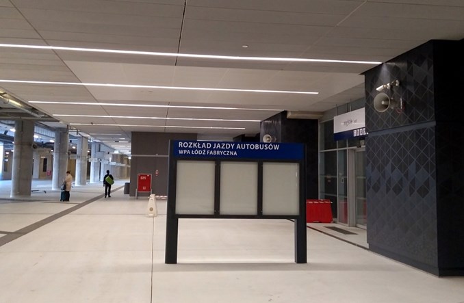 Łódź Fabryczna: Wreszcie stanęła... gablota na rozkład jazdy