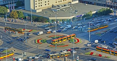 Warszawa. Na drogach też mniej aut, ale nie tyle mniej co pasażerów w metrze