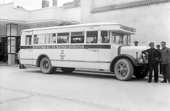Jak kolej tworzyła połączenia autobusowe w niepodległej Polsce