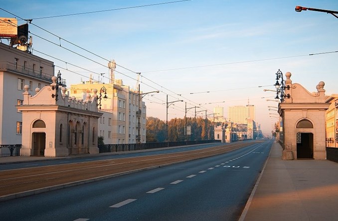 Komentarz. Most Trzaskowskiego. Szeroki, przestronny, z radiowozem