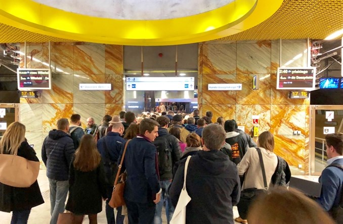 Metro: Problematyczny łącznik przesiadkowy. Pasażerów coraz więcej
