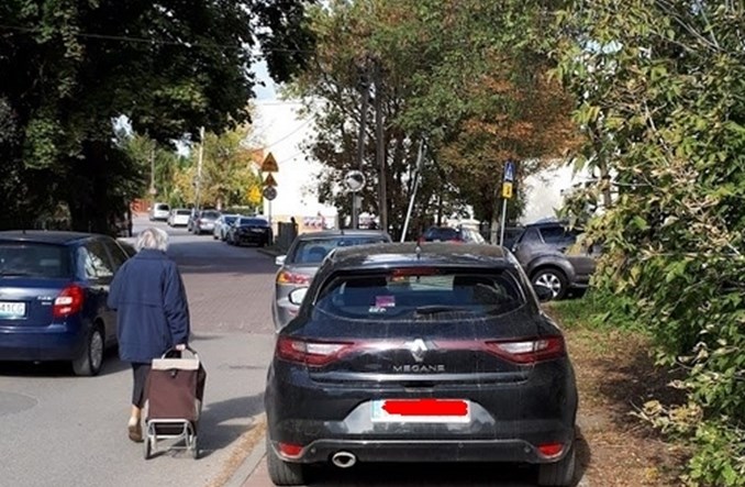 Miasto Jest Nasze chce zakazu parkowania na chodniku