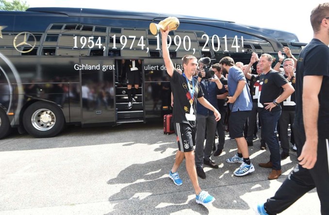 Po 46 latach niemieccy piłkarze żegnają się z autokarem Mercedesa