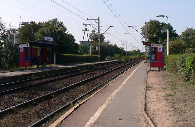 WKD Reguły do przebudowy. Peron przed ulicą