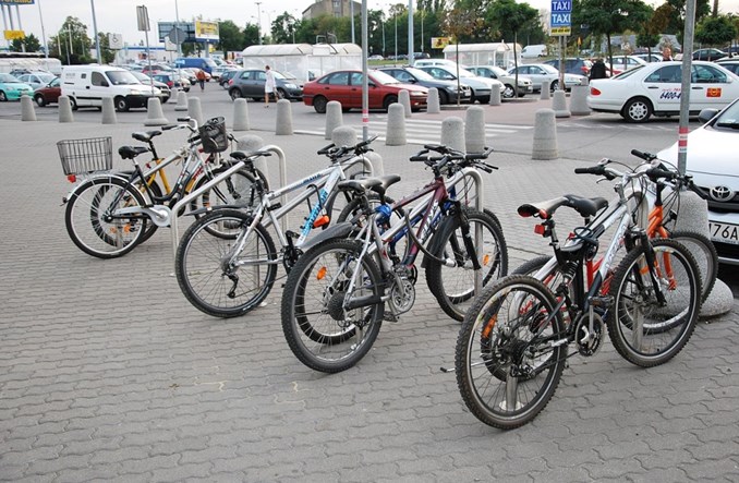 Łódź zamówiła stojaki i... trzyma je w magazynie