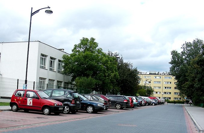 W Krakowie, Poznaniu i Łodzi pomysł zakazu podwożenia dzieci do szkoły