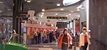 Małopolscy kierowcy autobusów z broszurą o ulgach