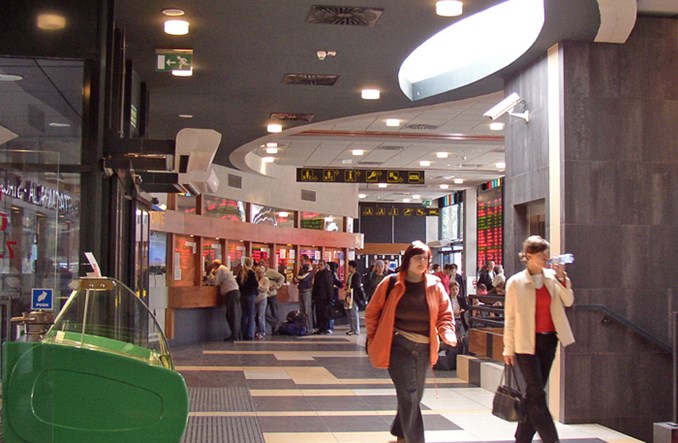 Małopolscy kierowcy autobusów z broszurą o ulgach