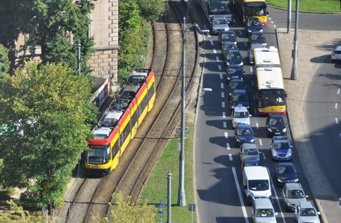 Polacy lubią transport publiczny, ale kochają auta [BADANIE]