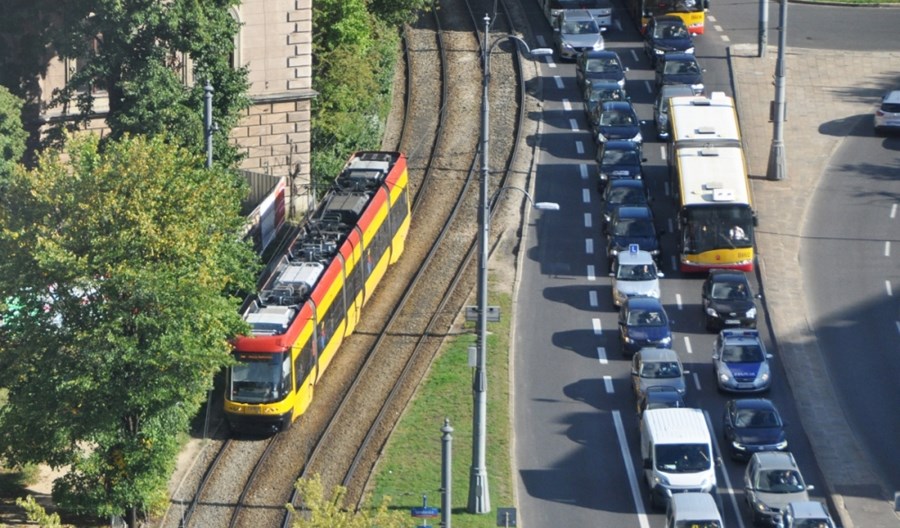 Polacy lubią transport publiczny, ale kochają auta [BADANIE]