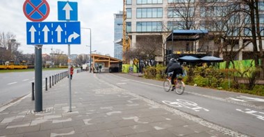 Chodniki z PW „zjadają smog”. Wkrótce być może na peronach PKP PLK