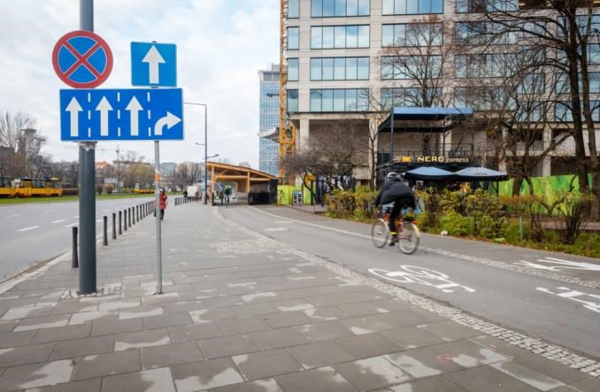 Chodniki z PW „zjadają smog”. Wkrótce być może na peronach PKP PLK