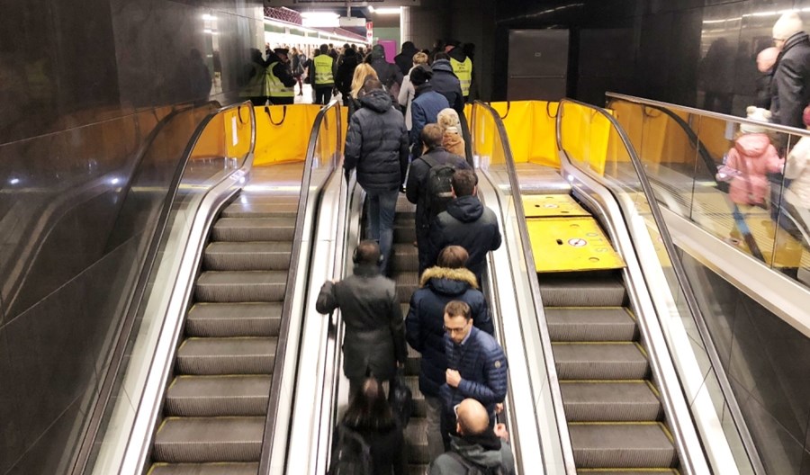 Metro: Ciasny łącznik na Świętokrzyskiej. Dużych zmian nie będzie? Metro: Ciasny łącznik na Świętokrzyskiej. Dużych zmian nie będzie?