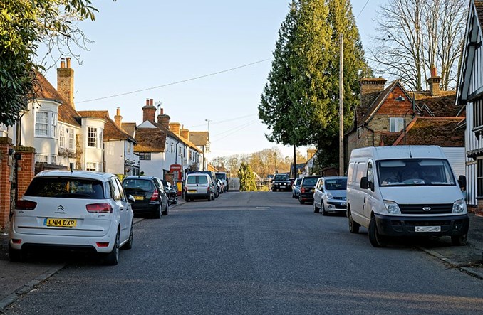 Szkocja zabrania parkowania na chodniku. Anglia to rozważa