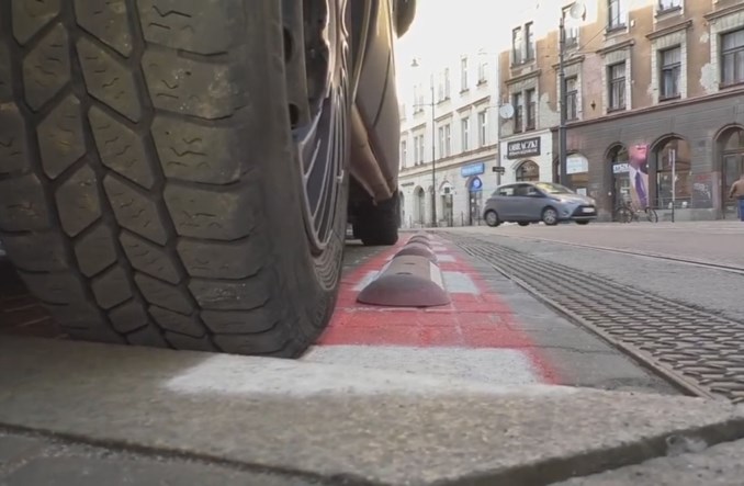 Kraków chroni tramwaje na ul. Długiej dzięki separatorom