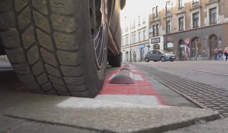 Kraków chroni tramwaje na ul. Długiej dzięki separatorom Kraków chroni tramwaje na ul. Długiej dzięki separatorom