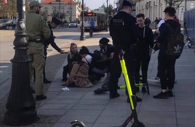 Warszawa. Policja: Winny nie hulajnogista a piesza, bo zrobiła krok