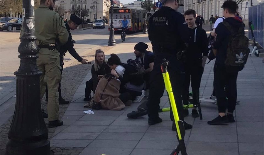 Warszawa. Policja: Winny nie hulajnogista a piesza, bo zrobiła krok Warszawa. Policja: Winny nie hulajnogista a piesza, bo zrobiła krok