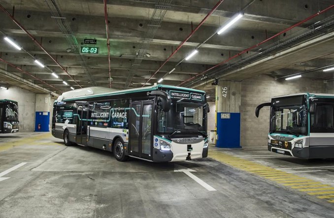 Paryż. Zajezdnia autobusowa w centrum miasta? To ma sens