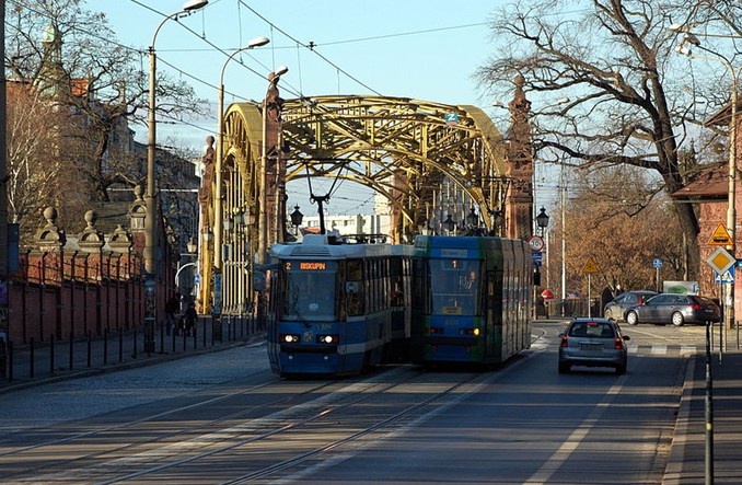 Wiatr zatrzymał tramwaje we Wrocławiu i WKD w Warszawie