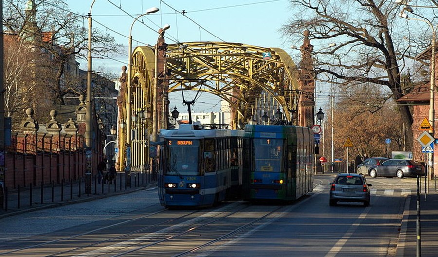 Wiatr zatrzymał tramwaje we Wrocławiu i WKD w Warszawie Wiatr zatrzymał tramwaje we Wrocławiu i WKD w Warszawie