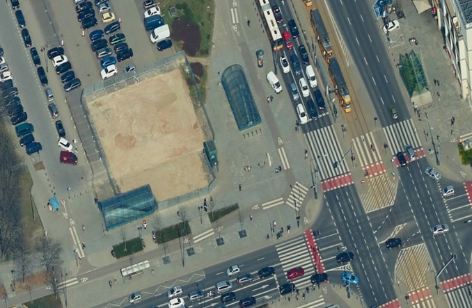 Warszawa. Metro Świętokrzyska. Wejście "odkształcone" i zamknięte