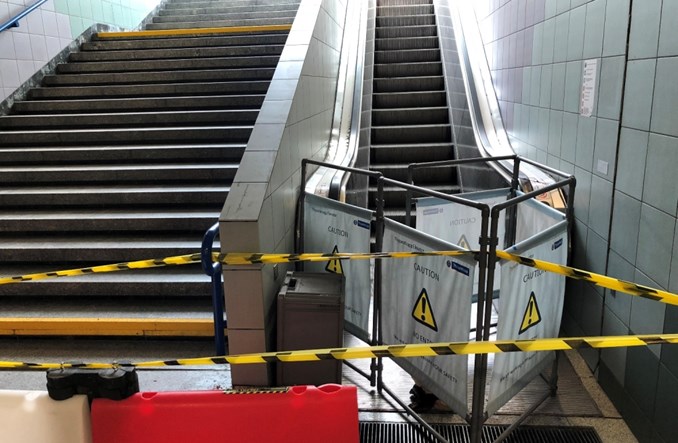 Metro: Nadzór budowlany sprawdzi niebawem naruszone wyjście na Świętokrzyskiej