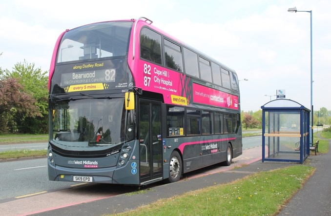 Brytyjska policja ściga kierowców… autobusami
