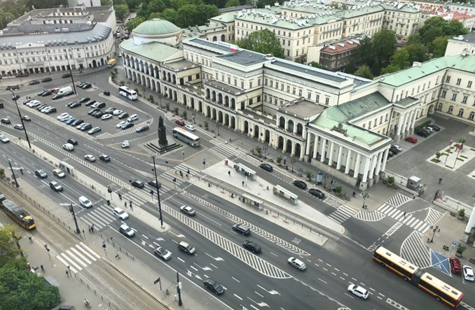 Eksperyment w Warszawie. Bankowy z ograniczonym ruchem w wakacje?