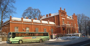 Rząd chce sfinansować połączenia autobusowe… pieniędzmi na kolej