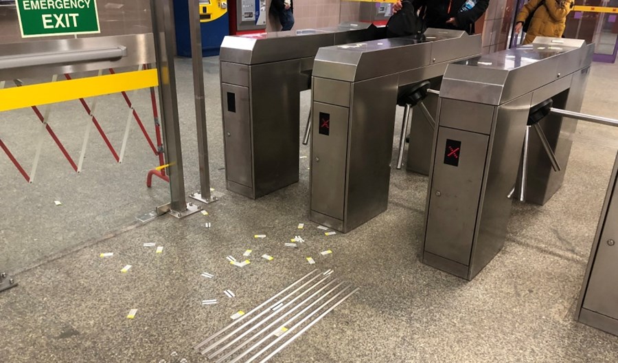 Warszawa: Milion zł na wejściówki do metra. ZTM je bardziej ukryje Warszawa: Milion zł na wejściówki do metra. ZTM je bardziej ukryje
