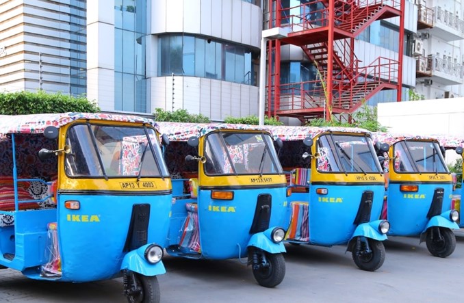 Indie. Ikea dostarcza meble… elektrycznymi rikszami