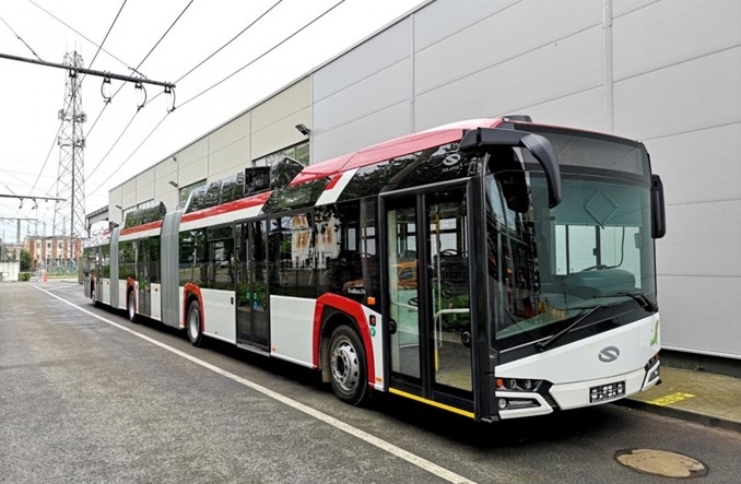 Gdynia: Solaris rozpoczyna testy 24-metrowego trolejbusu. Będzie jeździć z „pilotem"