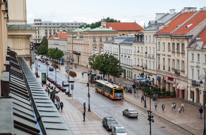 Warszawa: Wakacyjny remont Krakowskiego Przedmieścia. Nawierzchnia do poprawy