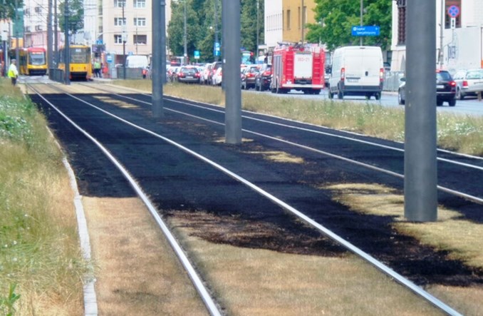 Warszawa: Spłonęło 100 m zielonego torowiska na Puławskiej