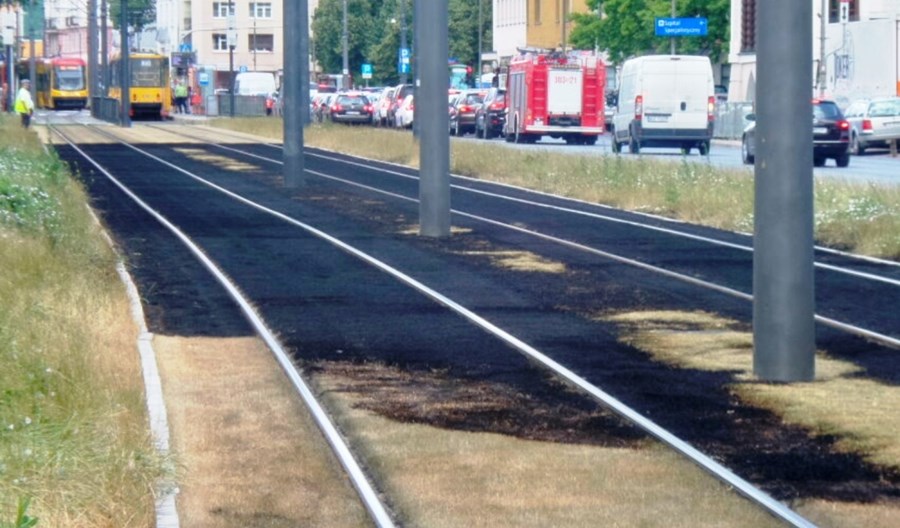 Warszawa: Spłonęło 100 m zielonego torowiska na Puławskiej Warszawa: Spłonęło 100 m zielonego torowiska na Puławskiej