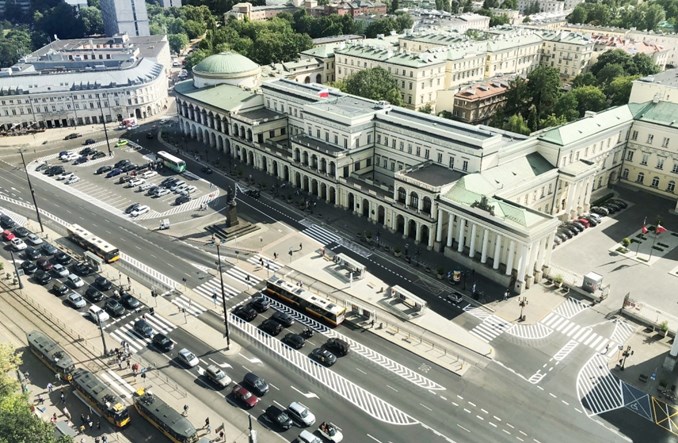 Plac Bankowy bez parkujących aut. Przygotowania do wakacyjnej akcji