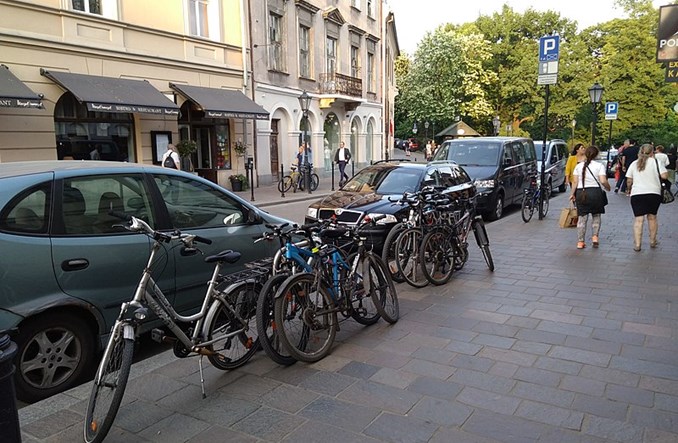 Czy każde miejsce parkingowe musi być wymalowane na bruku?