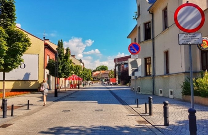 Jaworzno. Rynek Główny ze słupkami i bez samochodów