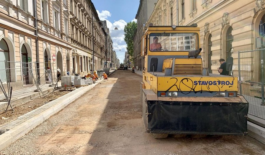 Łódź: Opóźniona przebudowa Nawrot zakończy się we wrześniu Łódź: Opóźniona przebudowa Nawrot zakończy się we wrześniu