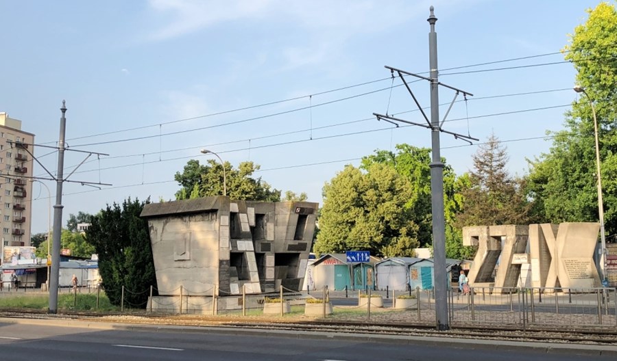 Tramwaje Warszawskie: Historyzujące słupy trakcyjne nie będą już stawiane wszędzie Tramwaje Warszawskie: Historyzujące słupy trakcyjne nie będą już stawiane wszędzie