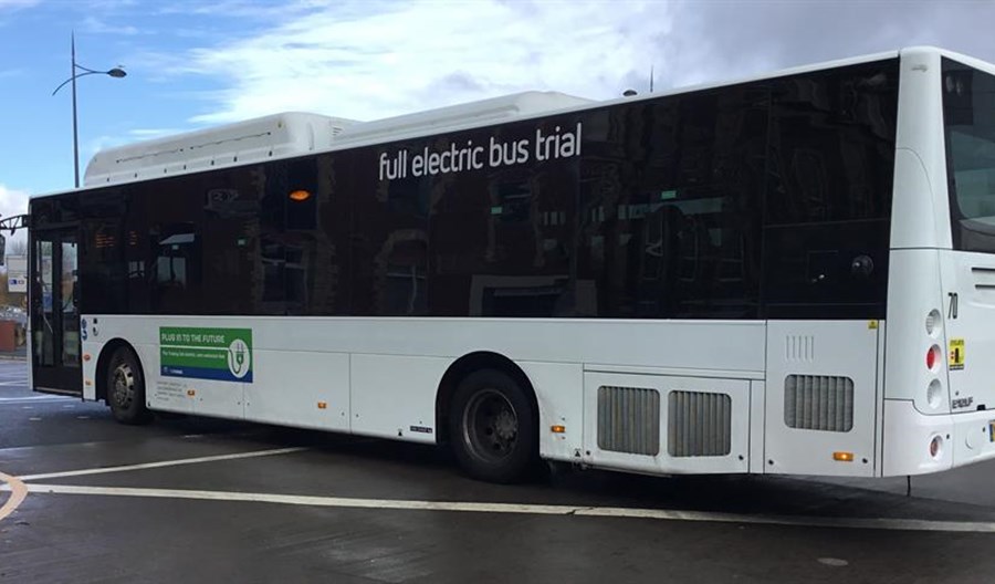 Pierwszy autobus elektryczny w Walii. Przyjechał z Chin Pierwszy autobus elektryczny w Walii. Przyjechał z Chin