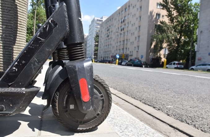 Jak poprawić ustawę o UTO? RBF: Zakazać jazdy chodnikiem