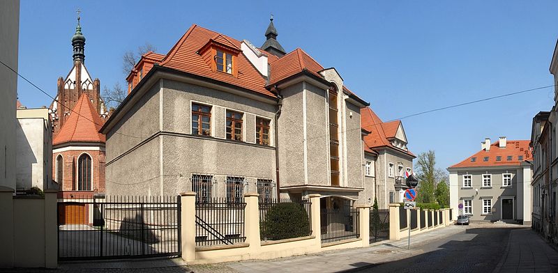Dom biskupa bydgoskiego od ul. Malczewskiego, w tle katedra