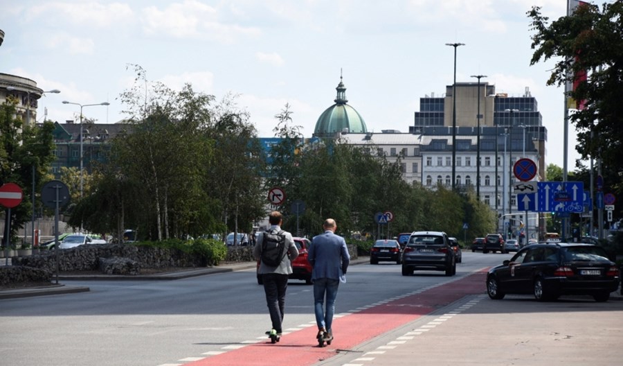 Przepisy hulajnogowe w Polsce będą baaaardzo liberalne. Jak jest w Europie? Przepisy hulajnogowe w Polsce będą baaaardzo liberalne. Jak jest w Europie?