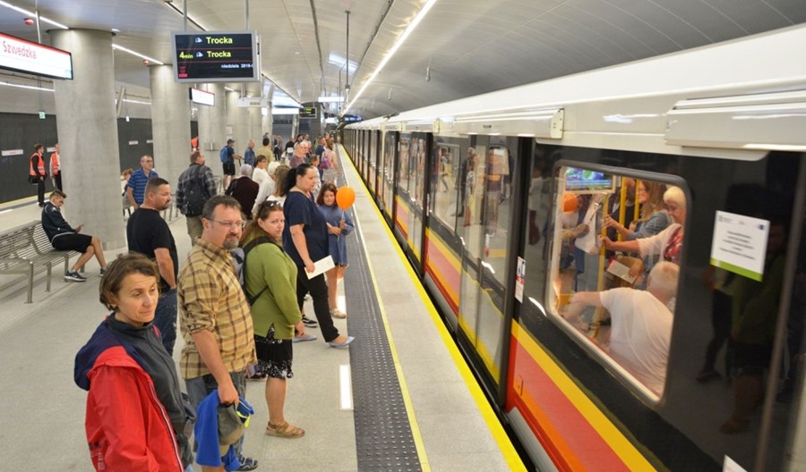 Metro na Targówek: W dniu otwarcia 3,5-krotnie więcej pasażerów II linii niż zazwyczaj Metro na Targówek: W dniu otwarcia 3,5-krotnie więcej pasażerów II linii niż zazwyczaj