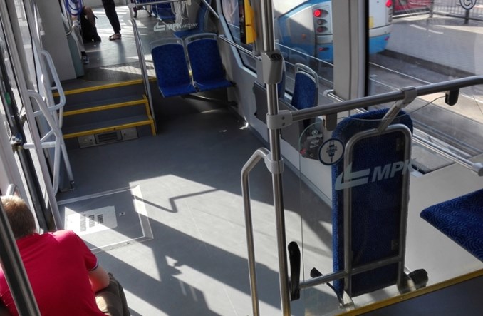 Wrocław. Krok do tramwaju. Do przodu, nie w górę